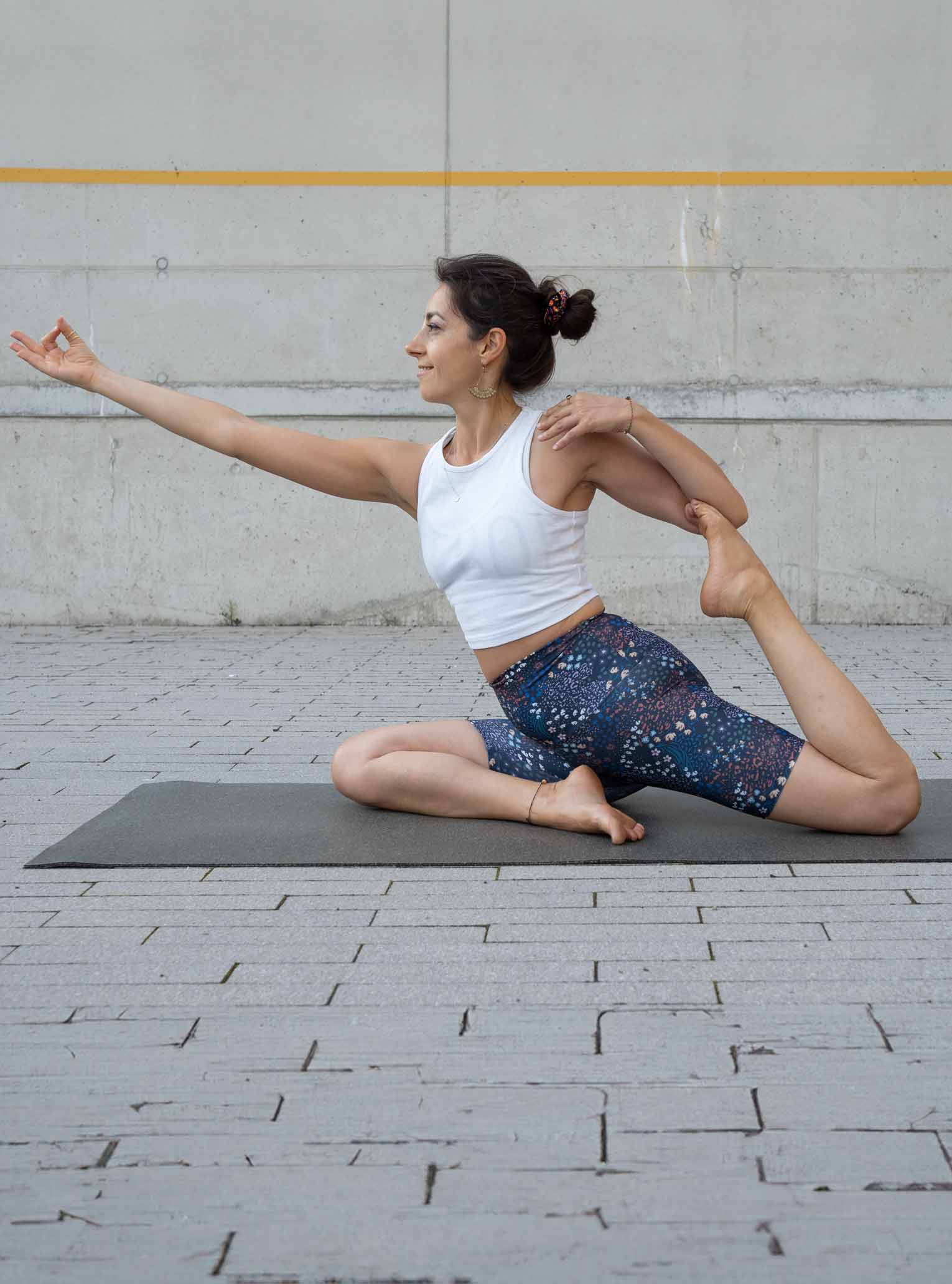 Gr. M - Yoga Shorts BLUMENBOMBE