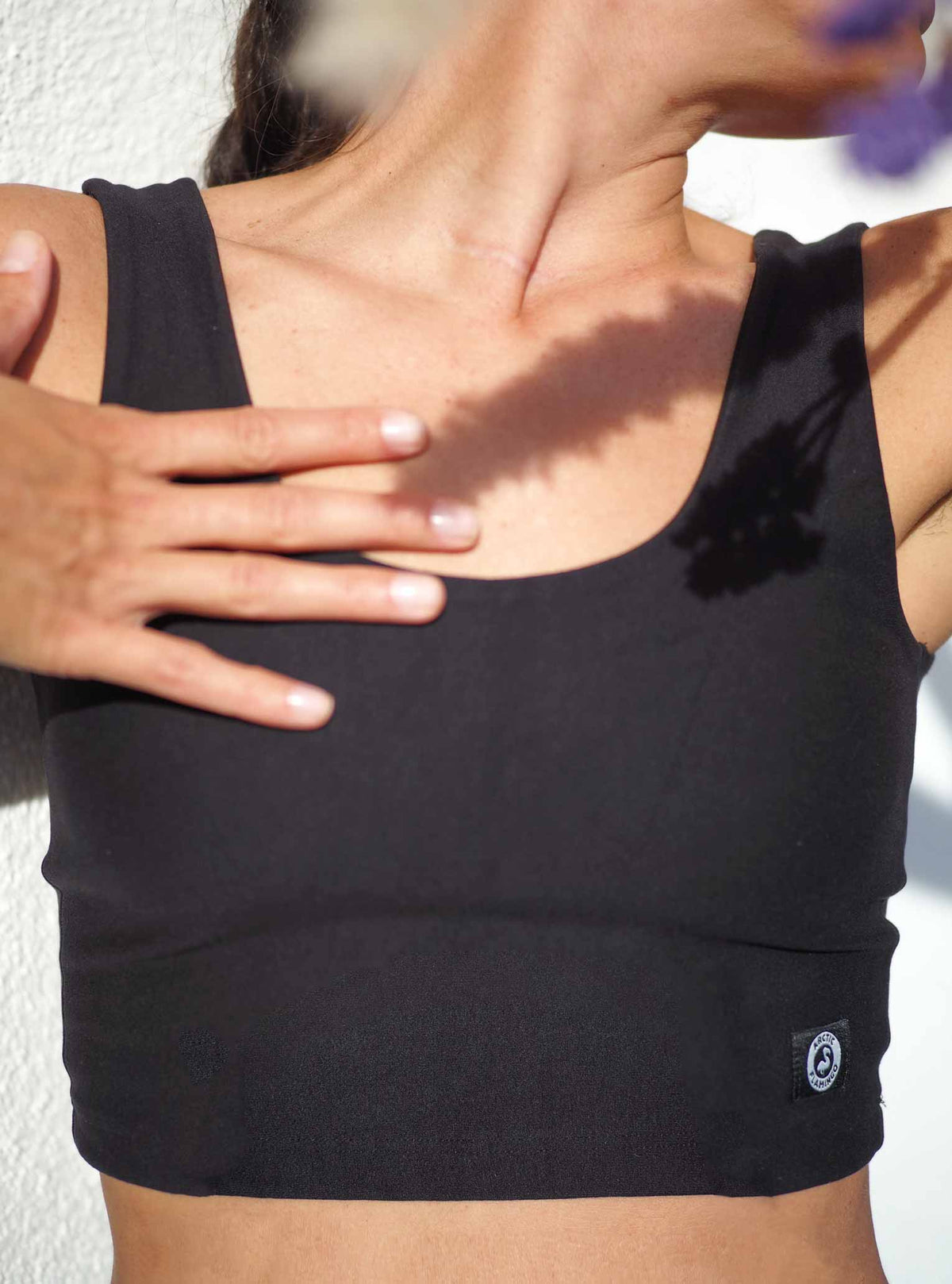 Schwarzes Yoga Top aus TENCEL Lyocell, Vorderansicht